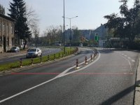 Widok na ulicę Partyzantów w Bielsku-Białej. Przejście dla pieszych.
