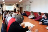 Uczestnicy konferencji siedzą przy stole podczas omawiania jednego z zagadnień spotkania.