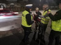 Policjantka udziela wywiadu radiowego na jednej z ulic regionu powiatu bielskiego.