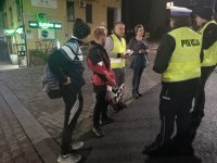 Policjantka na wspólnym zdjęciu z pieszymi i dziennikarzem Radia Bielsko i Bielskiedrogi.pl
