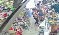 Wizerunek podejrzewanej o kradzież kobiety zarejestrowanej przez kamerę przemysłową.