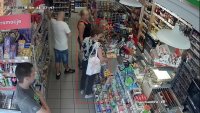Wizerunek podejrzewanej o kradzież kobiety zarejestrowanej przez kamerę przemysłową.