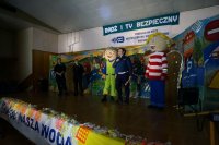 Policjantka oraz postacie z bajki Kuba i Śruba prowadzą prelekcję.