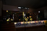 Prezentacja mody, gdzie uczestnicy mają założone bardzo dużo elementów odblaskowych.