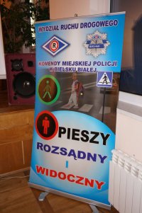 Baner Wydziału Ruchu Drogowego z hasłem; Pieszy rozsądny i bezpieczny.