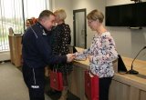 Komendant z Bielska-Białej składa gratulacje pracownicy jednego z komisariatów.