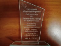 Okolicznościowa statuetka dla Komisariatu Policji w Kobiernciach za pomoc w organizacji Koziańskich Biegów Niepodległości.