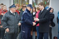Wójt Gminy Kozy przekazuje Komendantowi Komisariatu Policji w Kobiernicach okolicznościową statuetkę.