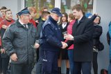 Wójt Gminy Kozy przekazuje Komendantowi Komisariatu Policji w Kobiernicach okolicznościową statuetkę.