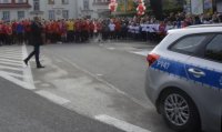 Policyjny radiowóz, w tle start X Koziańskiego Biegu Niepodległości.