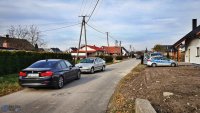 Miejsce zatrzymania pojazdu, który uciekał przed policją. Na pierwszym planie nieoznakowane bmw, zatrzymana skoda i dwa oznakowane radiowozy.