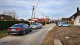 Miejsce zatrzymania pojazdu, który uciekał przed policją. Na pierwszym planie nieoznakowane bmw, zatrzymana skoda i dwa oznakowane radiowozy.