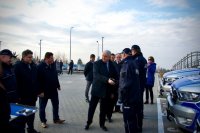 Samorządowcy składają policjantom gratulację podczas przekazania pojazdów.