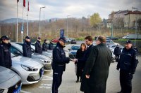 Samorządowcy przekazują policjantowi dokumenty nowego radiowozu.