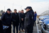 Komendant Miejski Policji w Bielsku-Białej przekazuje nowe pojazdy policjantom.