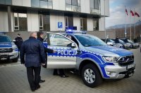 Goście uroczystego przekazania pojazdów oglądają radiowóz marki Ford Ranger.