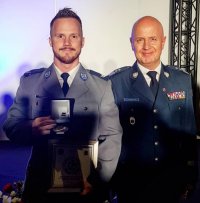 St. sierż. Konrad Adamaszek na wspólnym zdjęciu z Komendantem Głównym Policji.