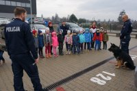 Policyjni przewodnicy psów służbowych prezentują umiejętności psa.