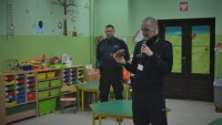 Policyjny pirotechnik opisuje wygląd niewybuchu z okresu II Wojny Światowej podczas prelekcji z dziećmi.