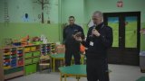 Policyjny pirotechnik opisuje wygląd niewybuchu z okresu II Wojny Światowej podczas prelekcji z dziećmi.