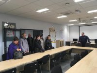 Naczelnik policyjnego sztabu prowadzi wykład dla gości o zarządzaniu sytuacją kryzysową.