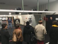 Instruktor wyszkolenia strzeleckiego pokazuje jak wygląda trening strzelecki.