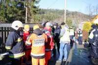 Ratownicy medyczni, policjanci i strażacy pracują na miejscu zdarzenia.