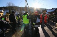 Policjanci i strażacy pracują na miejscu wybuchu i zawalenia się budynku.