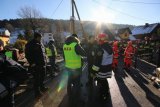 Policjanci i strażacy pracują na miejscu wybuchu i zawalenia się budynku.