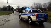 Policyjny samochód terenowy stoi w rejonie zamkniętego skrzyżowania.