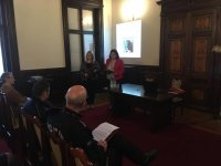 Dyrektor biblioteki wita gości konferencji.