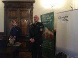 Policjanci prowadzą prelekcję podczas konferencji na temat cyberprzemocy.
