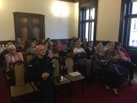 Uczestnicy konferencji na temat cyberprzemocy siedzą na sali.