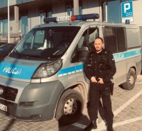 st. post. Dawid Jankowski stoi przed budynkiem komendy.