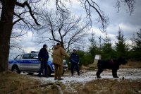 Policjanci rozmawiają z turystą na szlaku.