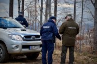 Policjant rozmawia ze Strażnikiem Leśnym.