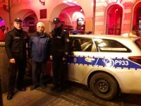 Policjanci podczas zabezpieczenia świątecznego jarmarku.