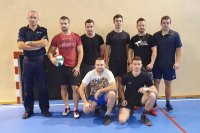 Policja drużyna siatkarska pozuje wspólnie do zdjęcia.