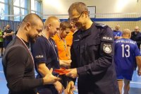Dowódca SPPP Bielsko-Biała wręcza nagrodę zwycięzcom turnieju.