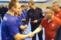 Wiceprzewodniczący NSZZP woj. śląskiego składa gratulacje zawodnikom.