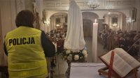 Policjantka prowadzi prelekcję z kościelnej ambony.