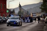 Samochód jedzie na czele konduktu żałobnego.