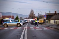 Policjanci kierują ruchem na skrzyżowaniu.