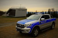 Policyjny radiowóz stoi przy budynku GOSiR w Wilkowicach