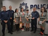 Harcerze i policjanci na wspólnym zdjęciu w Komisariacie Policji w Czechowicach-Dziedzicach.