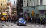 Policyjny radiowóz jedzie na czele świątecznego korowodu.