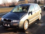 Uszkodzony w wyniku uderzenia bryłą lodu pojazd skoda.