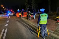 Policjanci z ruchu drogowego pracują na miejscu śmiertelnego potrącenia pieszej w Bielsku-Białej na ulicy Żywieckiej.