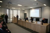 Komendant Miejski Policji w Bielsku-Białej wita zaproszonych gości podczas odprawy rocznej.