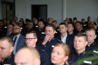 Policjanci zgromadzeni na auli podczas odprawy rocznej.